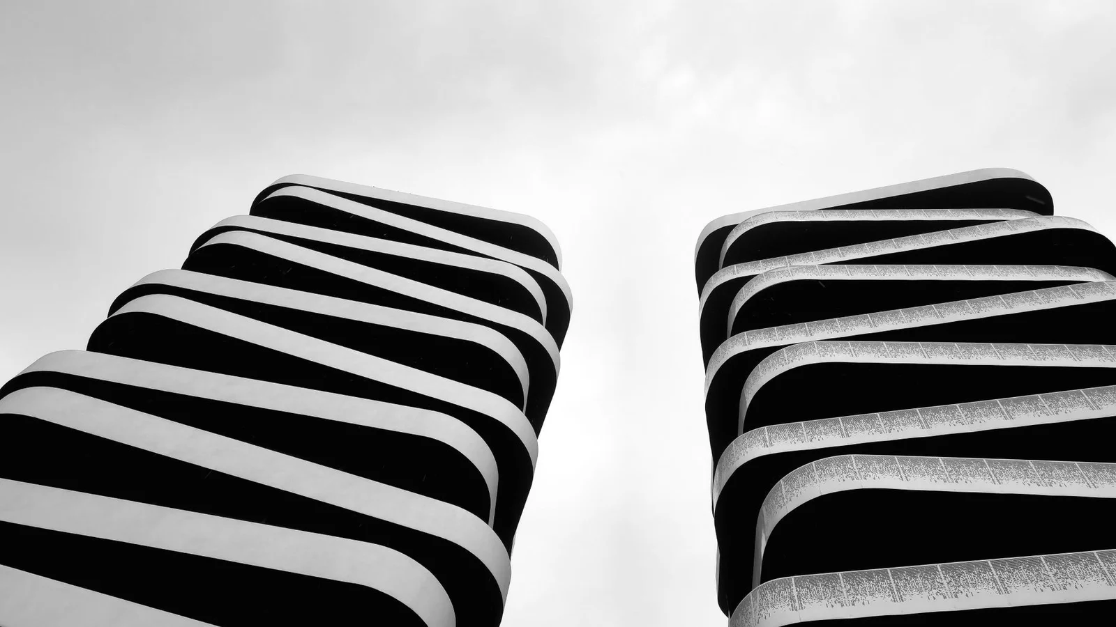 Dos fachadas casi idénticas de edificios