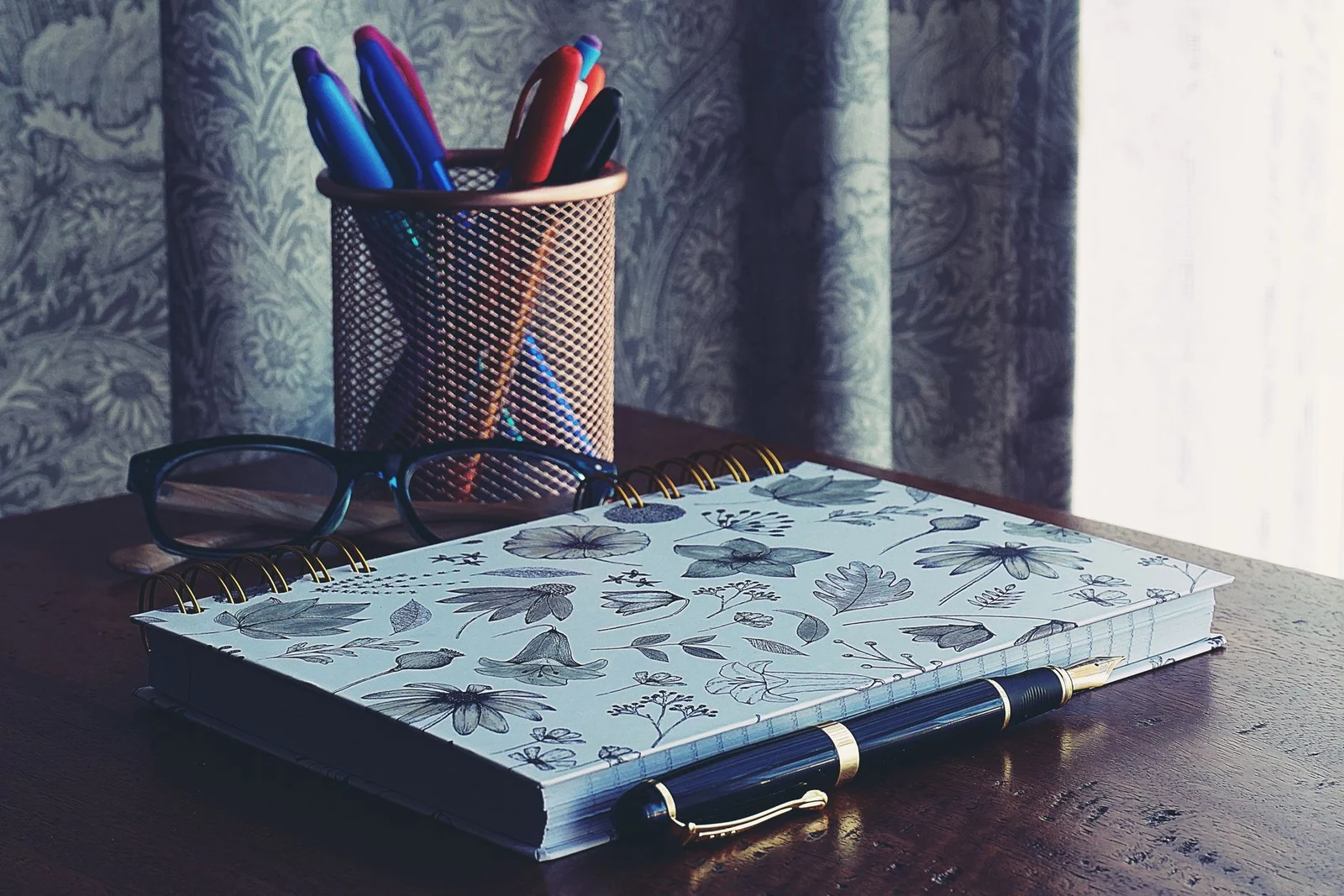 Cuaderno y bolígrafo sobre un escritorio de trabajo