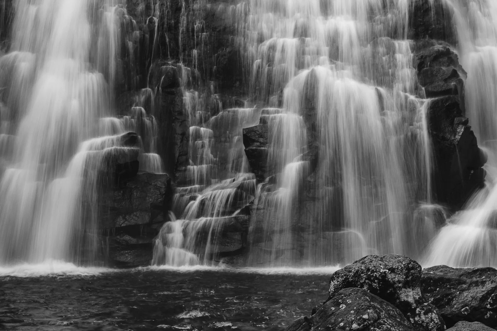 Cascada de agua cayendo sobre rocas