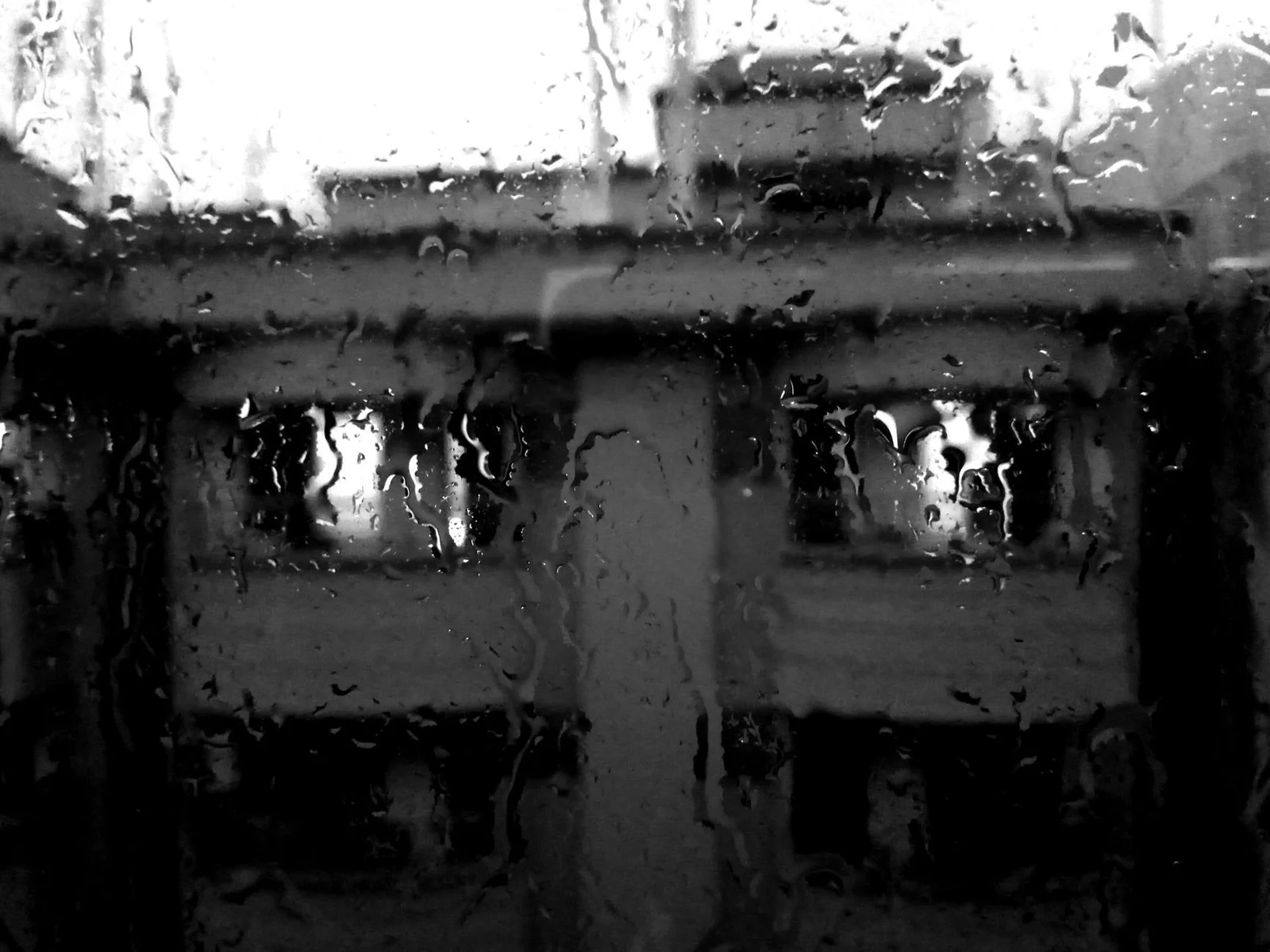 Gotas de lluvia bajando por un vidrio