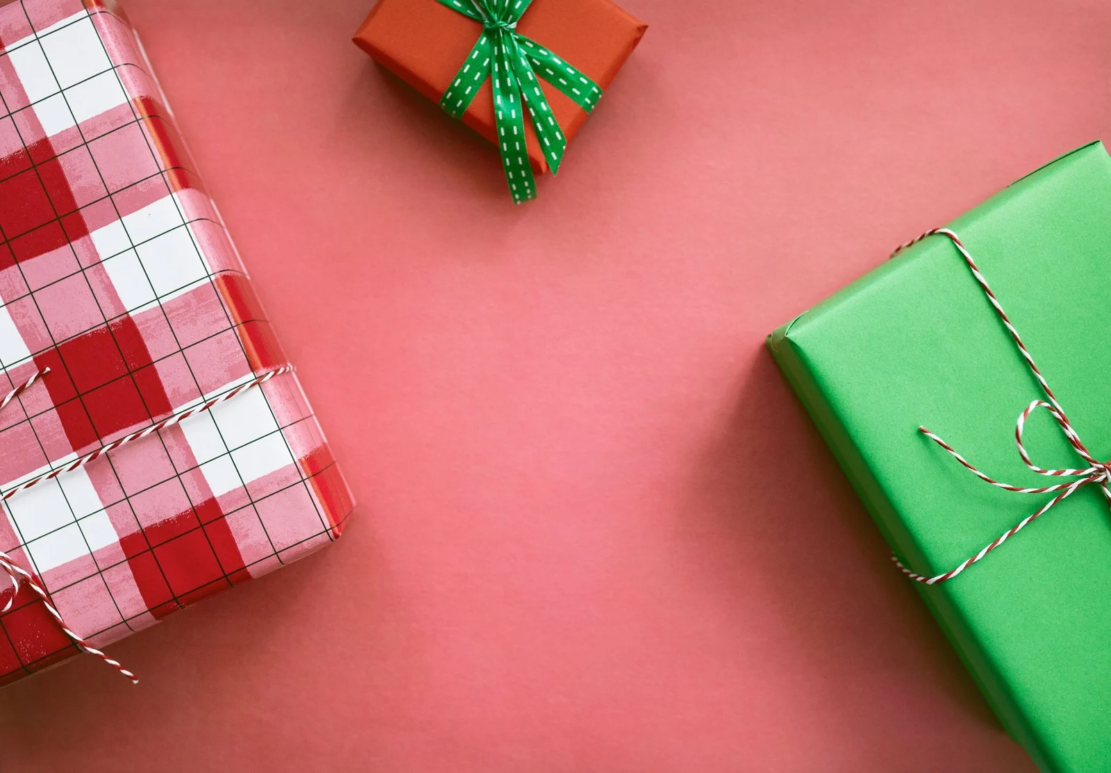 Cajas de regalo envueltas en papeles de colores