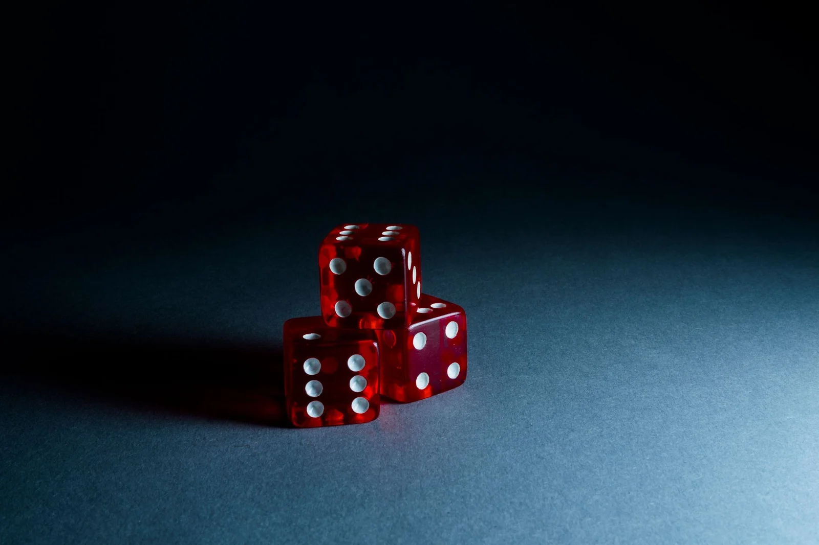 Dados rojos sobre una mesa oscura