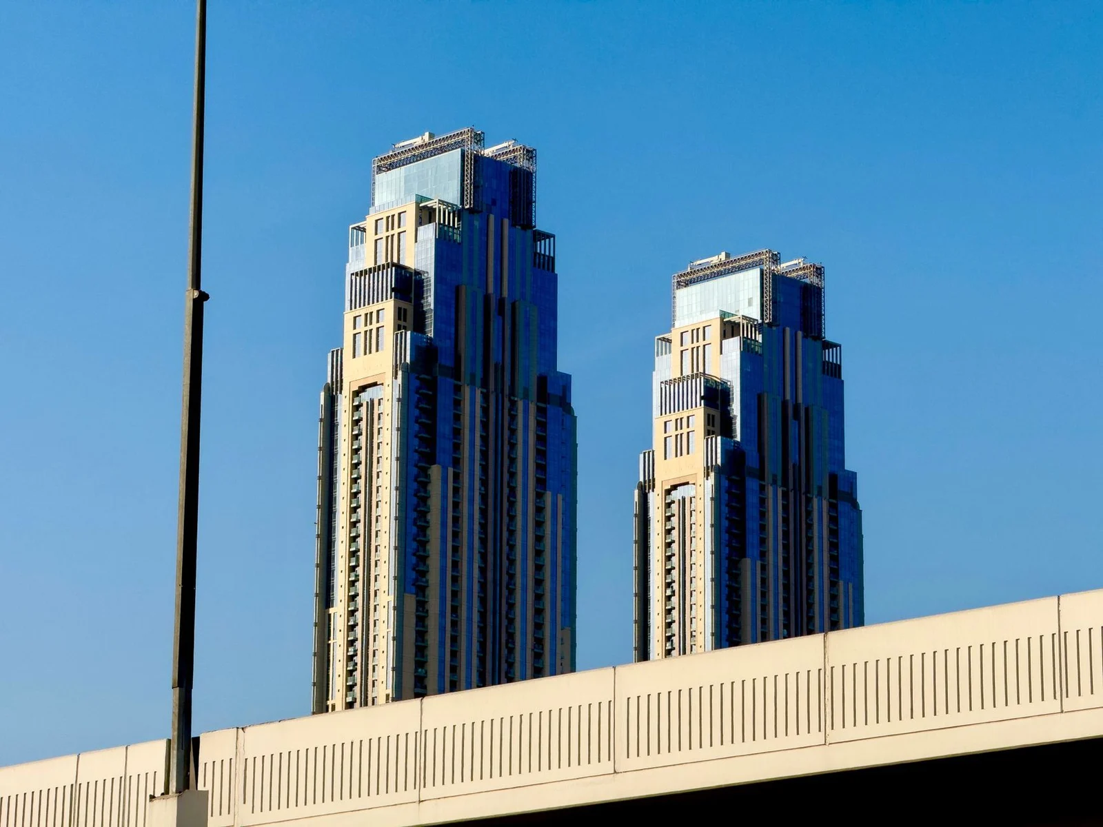 Dos torres gemelas en una ciudad