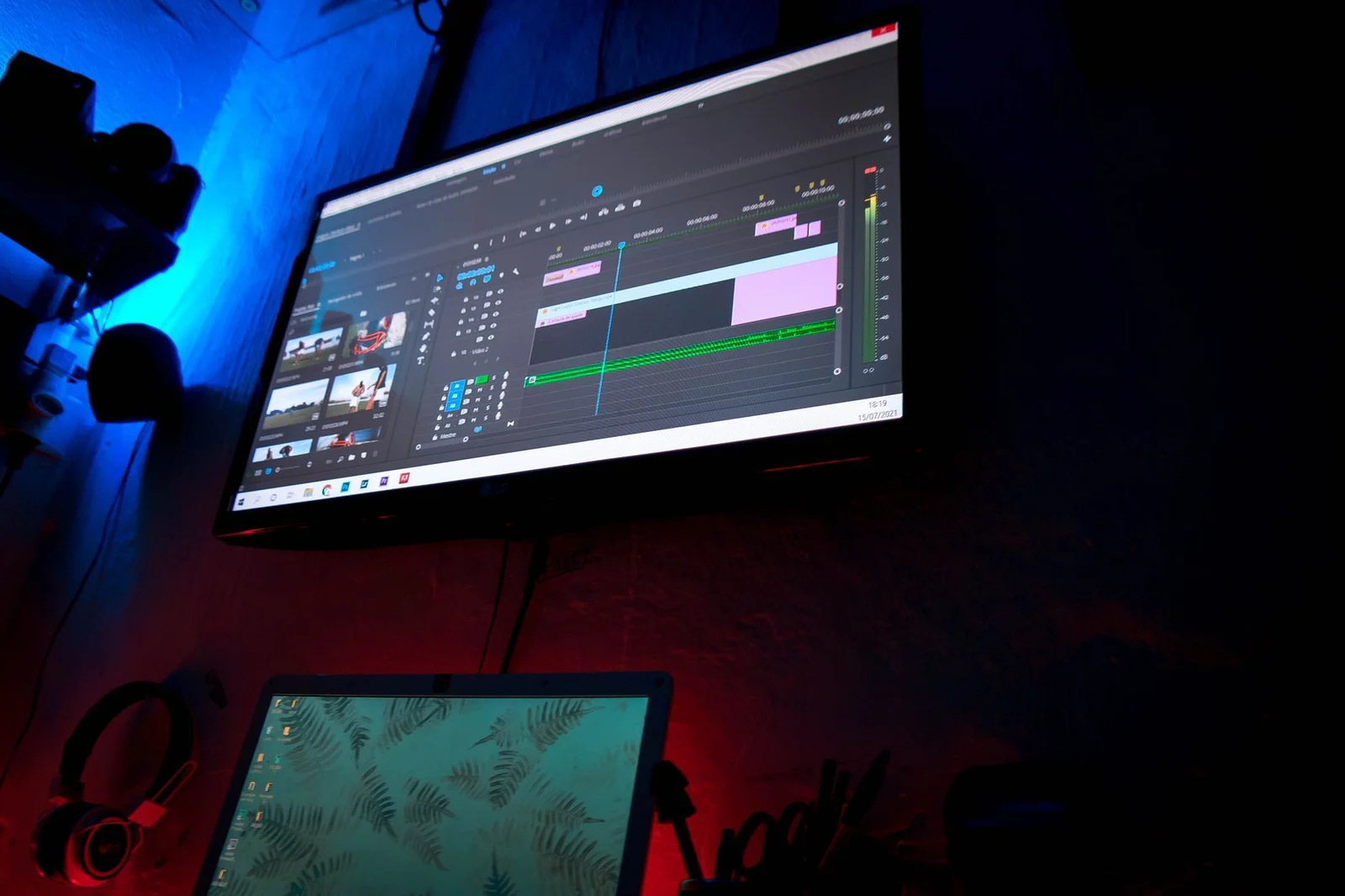 Monitor encendido en una habitación oscura
